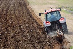 Jesenje oranje je veoma važno - Evo koje su njegove prednosti