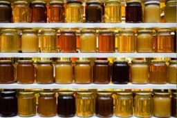 "Med možete da pronađete i za 500 dinara, ali on nije vidio pčelu" - Tegla bagremovog - 1.700