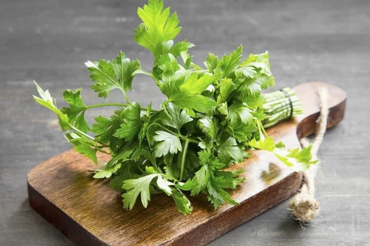 Pomoću maske od peršuna riješite se tamnih mrlja na koži