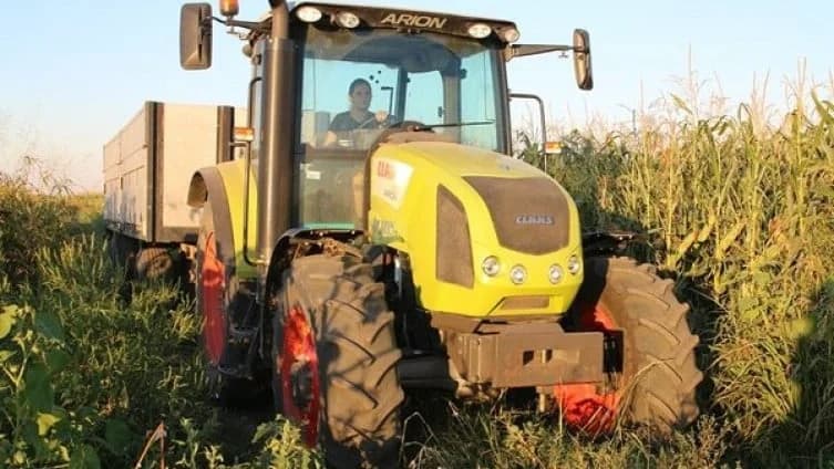 Djevojčica Ivana vrijedno radi na njivi: Traktor i kombajn su njene igračke