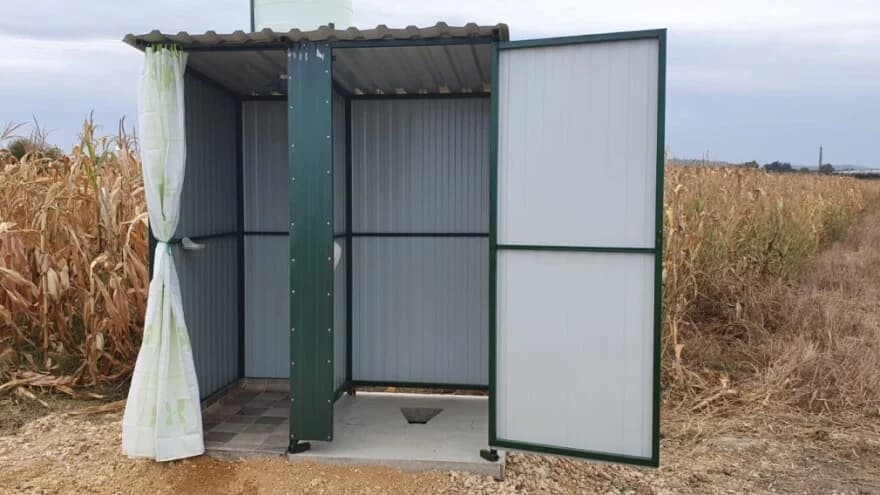 Postavili WC i tuš-kabine: poljoprivrednik je gospodin i on mora imati toalet kad ide u polje
