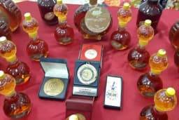 Više od 50 izlagača predstavilo rakiju, med, likere u Mrkojnić Gradu