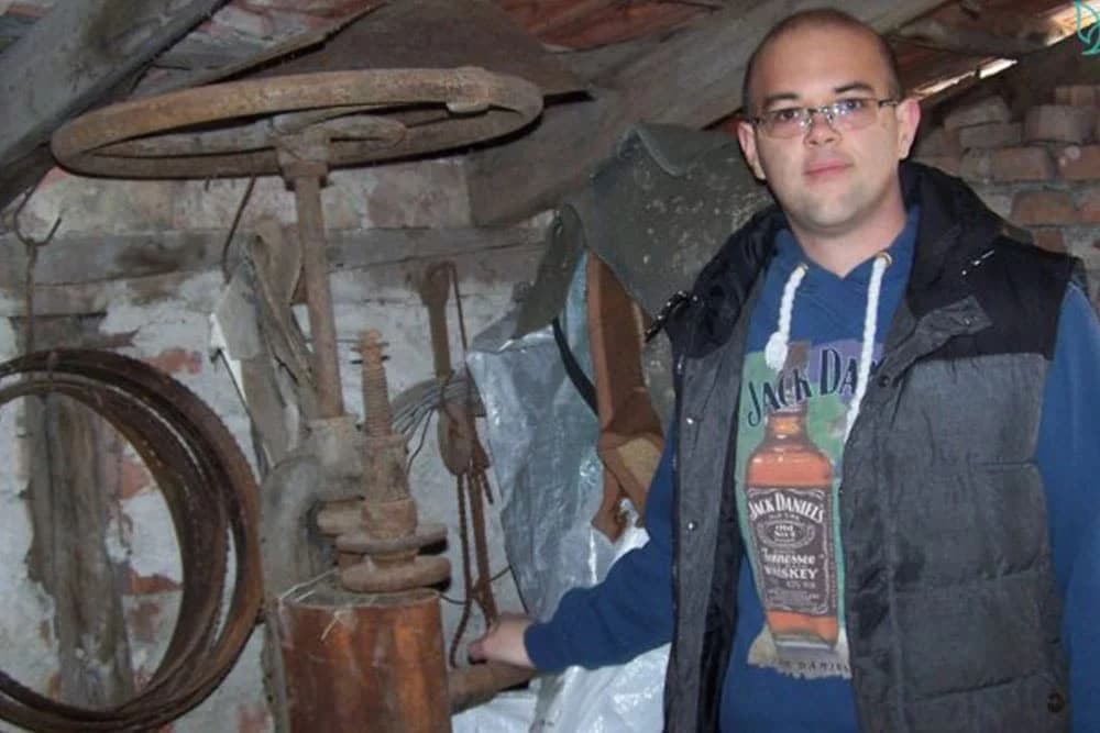 Informatičar Nenad Božić pravi najbolju rakiju i vino a čuva ih u kraljevom i Titovom buretu