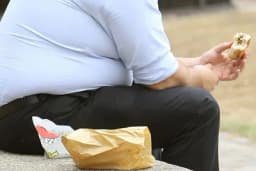 KUPUJE SE PREVIŠE U Hrvatskoj se baci 300.000 tona hrane, a gladnih na HILJADE