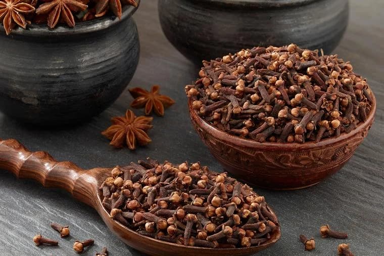 Voda sa karanfilićem - Domaći napitak koji snižava loš holesterol