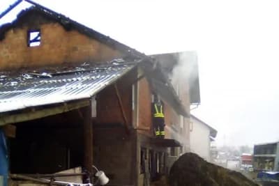 Izgorjela štala i krov kuće u Banjaluci, spašene krave, ovce i svinje