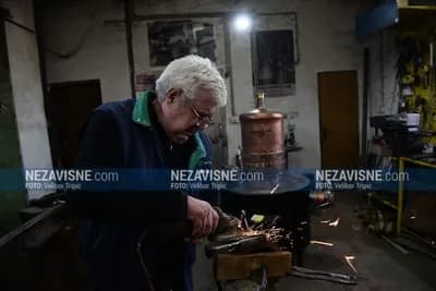 Boško Despotović ručno kuje kazane: Nema dobre rakije bez kovačke ruke