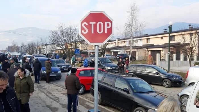 Katanci na gradskoj pijaci u Goraždu, poljoprivrednici robu izlažu na cesti