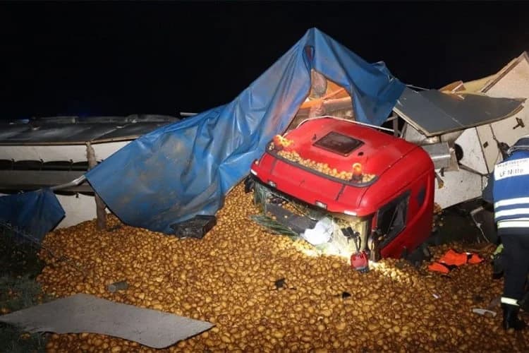 Vozača šlepera zatrpao krompir