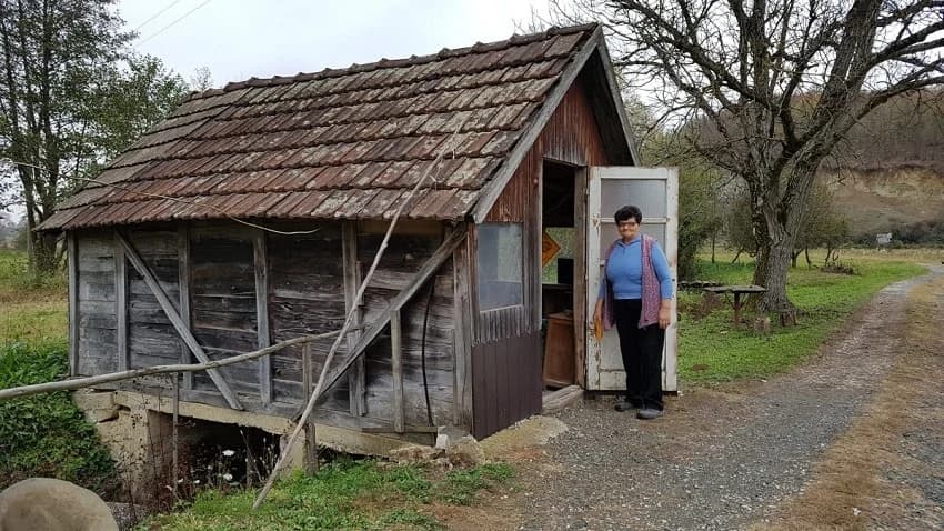 Vodeničarka iz Laktaša melje žito u mlinu starom 100 godina