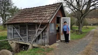 Vodeničarka iz Laktaša melje žito u mlinu starom 100 godina