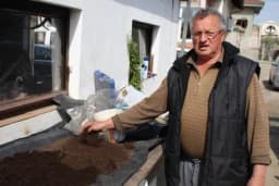 Snalažljivi penzioner Gojko Dardić savjetuje kako zaraditi od konjskog stajnjaka