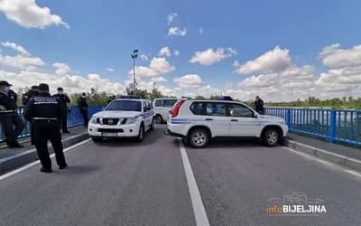 POLJOPRIVREDNICI PONOVO PROTESTUJU Blokada na graničnom prelazu Pavlović most