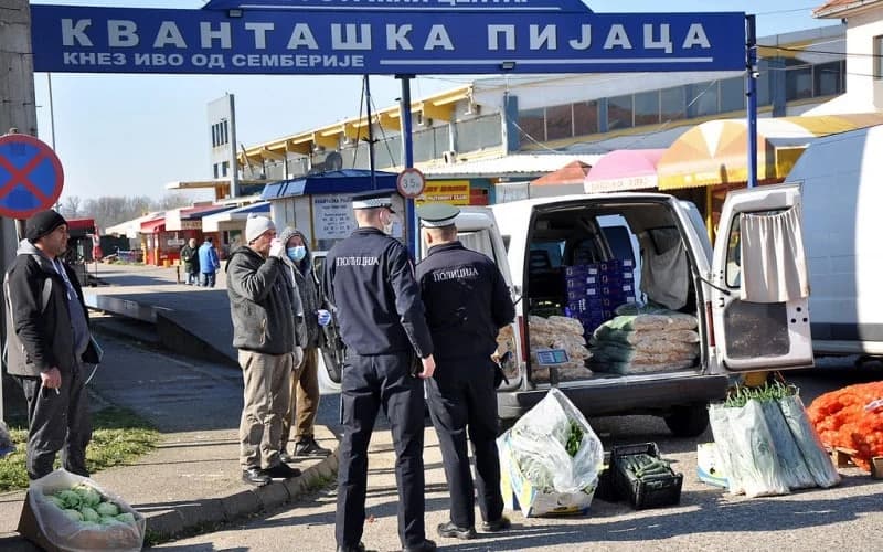 Tezge „preselili“ ispred ulaza u pijacu, policija ih upozorila da zbog zabrane ne mogu prodavati robu