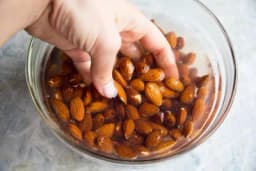 Zašto bi bademe trebalo namočiti u vodu preko noći?