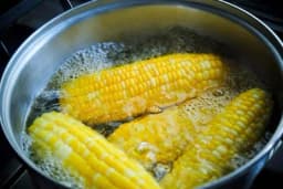 Kako da najbrže skuvate kukuruz