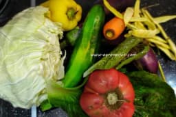 Domaće voće i povrće puni tegle