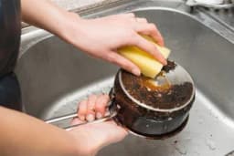 Trik zlata vrijedan: Očistite zagorjele posude za dva minuta