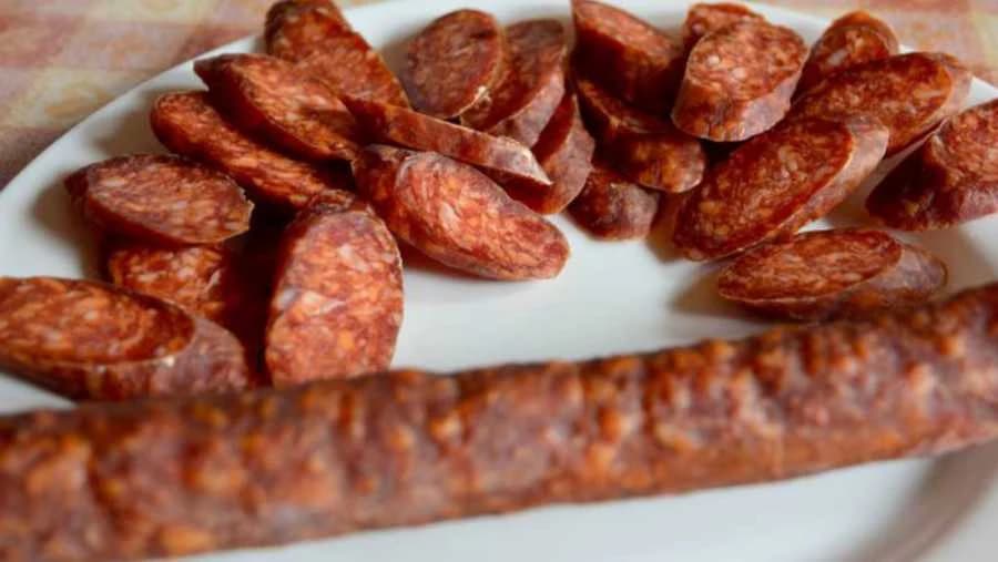 Genijalan trik da u jednom potezu ogulite suvu kobasicu