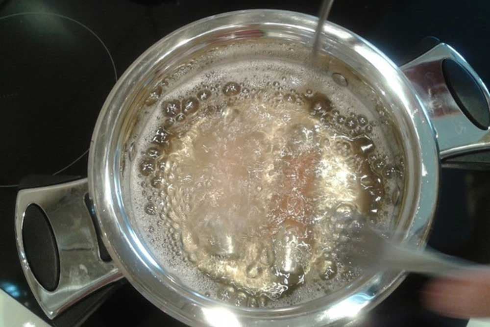 Postupak dodavanja šećera u likere ili travarice