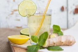 Zašto je dobro piti vodu s đumbirom i limunom?