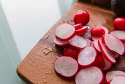 Pet razloga zbog kojih treba jesti  ROTKVICE, posebno ako su ljute