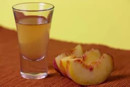 Napravite osvježavajuće alkoholno piće od breskve