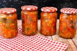 Salata za zimu od tikvica, paprike i raznog povrća - Ukus koji oduševljava