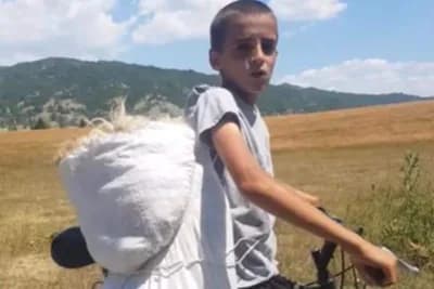 "Od njega će sutra biti pravi čovjek" Dječak na leđima vuče 12 kilograma vune u vreći vezanoj kanapom