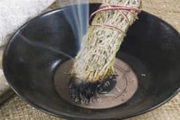 Zašto je dobro da povremeno zapalite listove žalfije u kući?