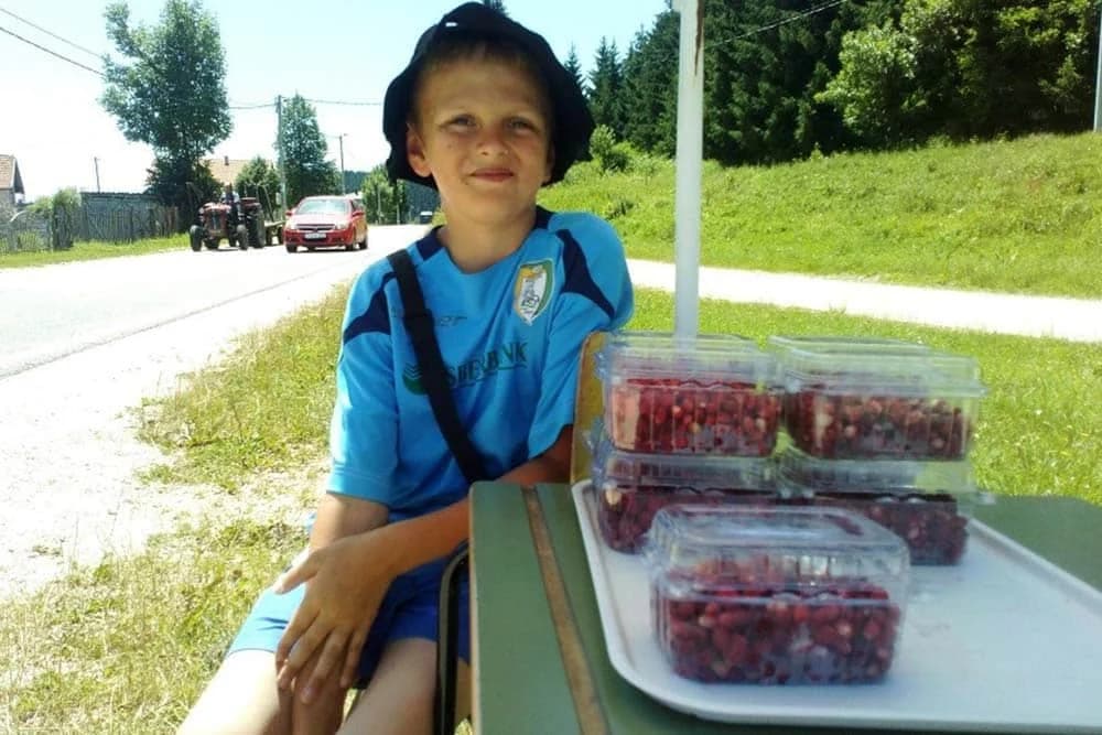Jovanče sa Manjače NE ODUSTAJE - Vrijedni dječak od ranog jutra putnicima prodaje maline