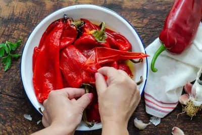 Kako da najbrže oljuštite paprike za ajvar i zimnicu