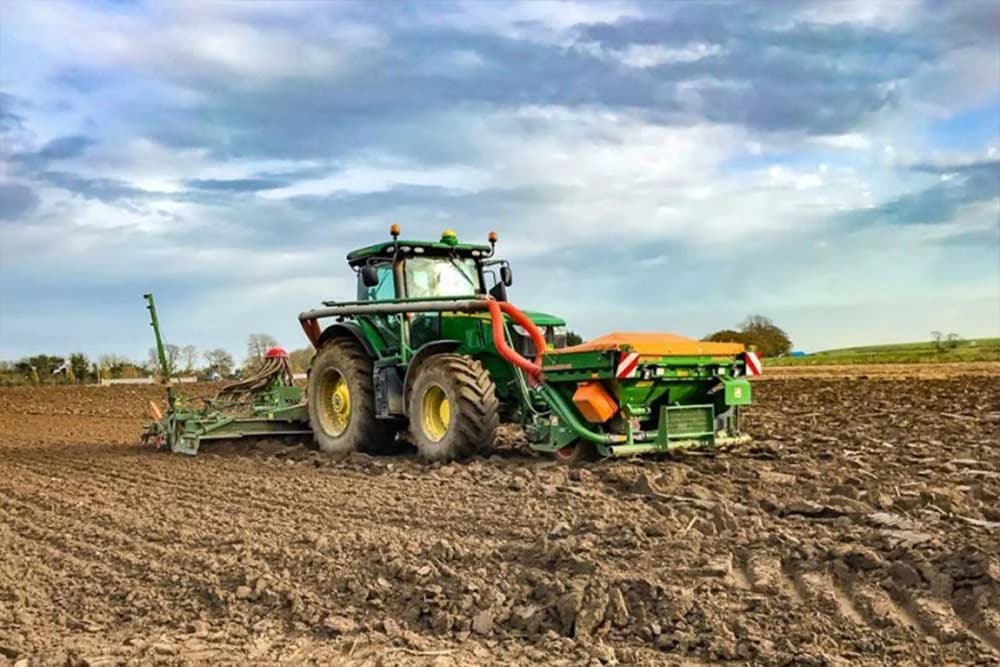 traktor na njivi