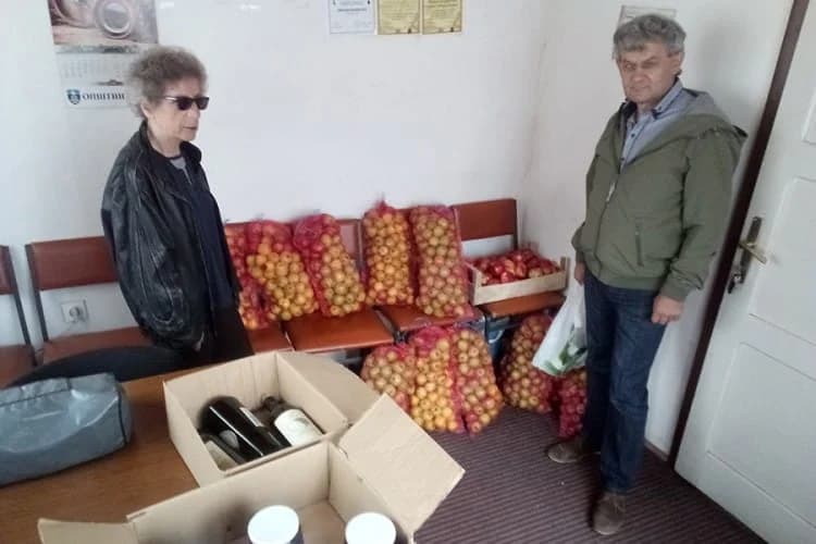 Milan Gagović časti sugrađane jabukama
