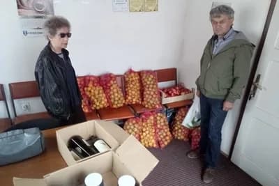 Milan Gagović časti sugrađane jabukama