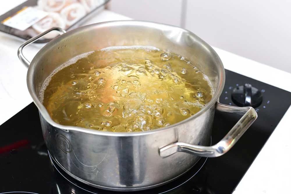 Ohlađena voda u kojoj ste kuvali povrće je idealna za zalivanje biljaka