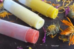 Napravite same PRIRODNI RUŽ za usne od lavande