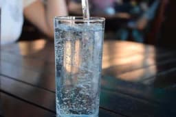 Lekar objasnio kako da čitate etikete - Ovakva MINERALNA VODA može da bude OPASNA