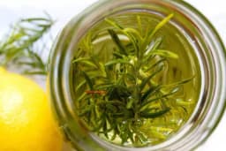 Vino od ruzmarina - Za ovo piće potrebna su samo dva sastojka