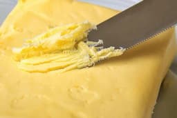 Napravite domaći puter kod kuće: Potrebna su vam samo 2 sastojka