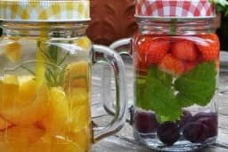 Voda sa voćem je idealna za tople dane - Izaberite svoju omiljenu kombinaciju