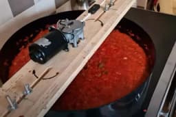 MAŠINA KOJA SAMA MIJEŠA AJVAR - Evo kako olakšati pripremu omiljene zimnice /VIDEO/