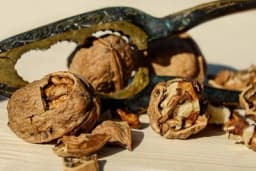 Malo ko zna za ovaj trik, a spasiće vas muka – evo kako da očistite orahe