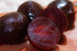 ZAŠTO SE DODAJE SIRĆE PRILIKOM KUVANJA CVEKLE - Trik za koji ne znaju svi, a odličan je