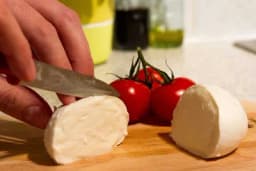 NAPRAVITE MOCARELU U KUĆNIM USLOVIMA - U prodavnici je preskupa, a vama će biti potrebna samo 2 sastojka