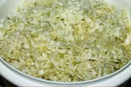 Sirće ili ulje prvo u kupus salatu? Redosled je važniji nego što mislite