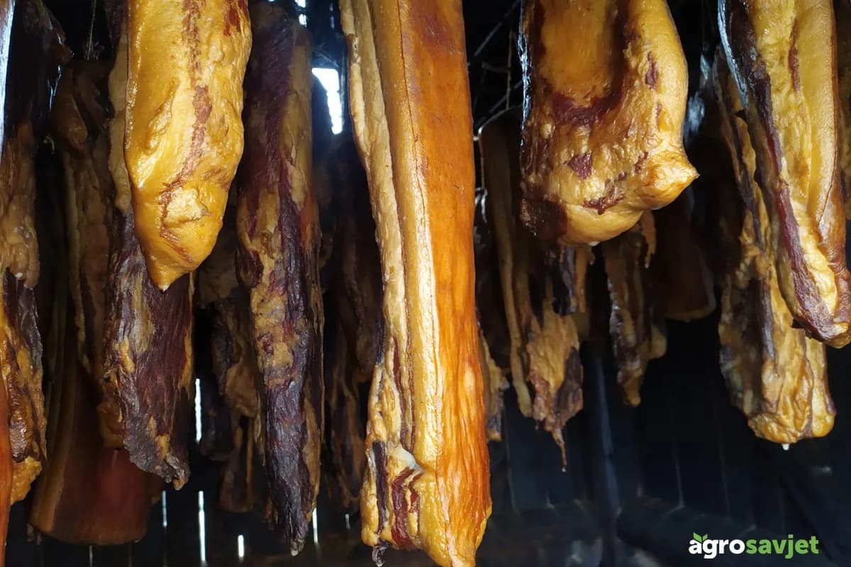 Kako odsoliti dimljeno meso prije kuvanja – vodič korak po korak